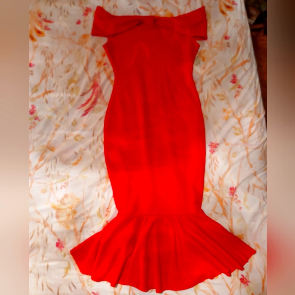 Never Before Worn Medium CHIC ME Red Mermaid Gown